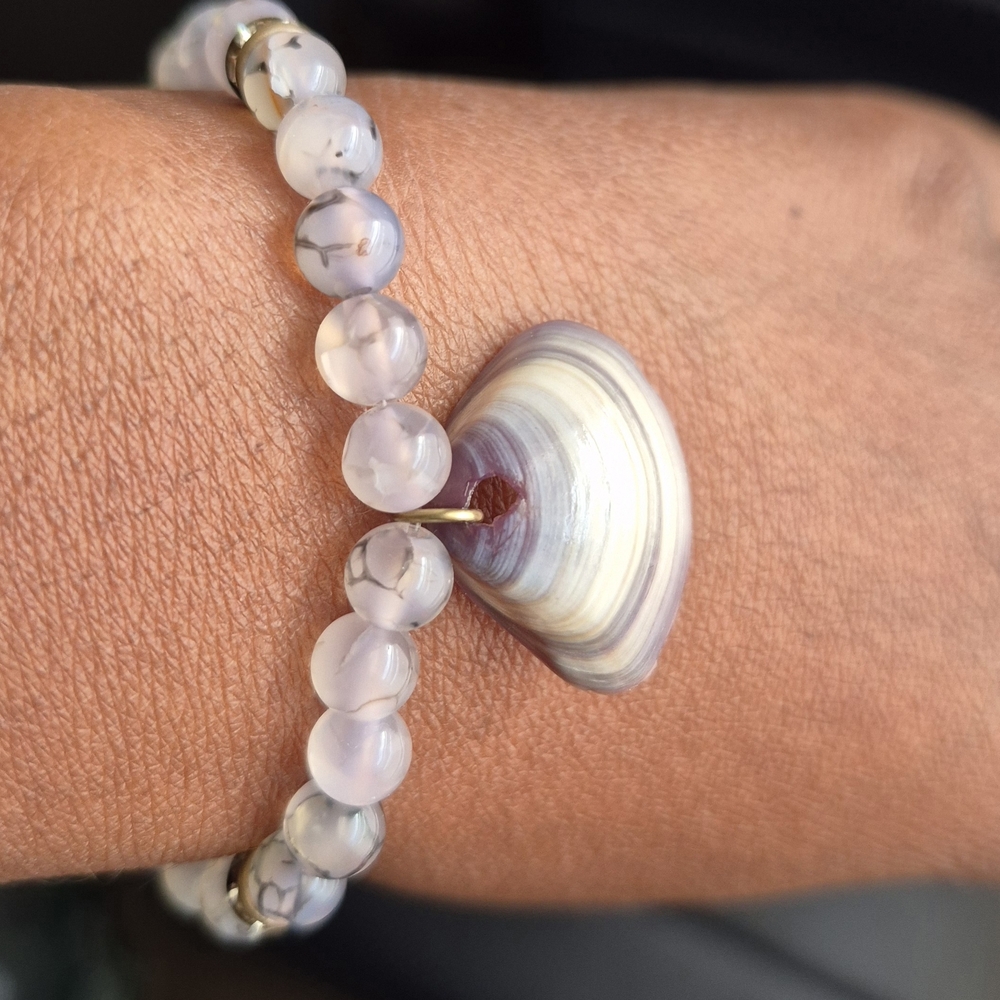 Handmade Natural Seashell and Black Dragon Vein Agate Braclet! - Picture 4 of 8